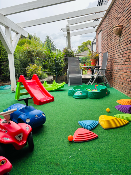 Außenbereich - Mini Paradies Außenbereich mit Kunstrasen zum Spielen und Toben – Kindertagespflege Mini Paradies Dansweiler